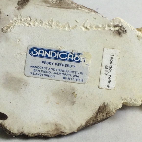 Sandicast Labrador Yellow B-17 “Pesky Peepers” Dog Figurine with bone in mouth - Picture 11 of 11